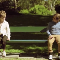 Na ławce w parku usiadło dwóch chłopców. Chwilę później ich życie było odmienion
